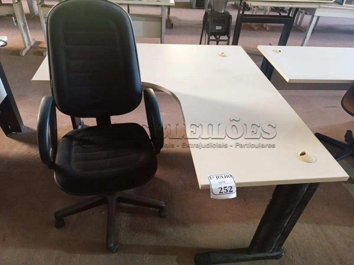 LOTE 252 - 01 MESA PARA ESCRITÓRIO COM TOMADAS INTERNA E 01 CADEIRA PRESIDENTE MARCA FLEGMA. (NO ESTADO) ATENÇÃO! FAZER A VISITAÇÃO ANTES DE ARREMATAR, NÃO SABEMOS SE FUNCIONA. LEILÃO NÃO TEM GARANTIA E NEM DEVOLUÇÃO, SUJEITO A POSSÍVEIS AVARIAS VISÍVEIS/OCULTAS E/OU AUSÊNCIA DE COMPONENTES.