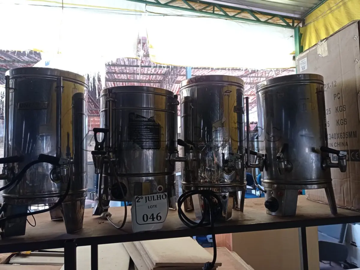 LOTE 046 - 04 CAFETEIRAS EM INOX. (NO ESTADO) ATENÇÃO! FAZER A VISITAÇÃO ANTES DE ARREMATAR, NÃO SABEMOS SE FUNCIONA. LEILÃO NÃO TEM GARANTIA E NEM DEVOLUÇÃO, SUJEITO A POSSÍVEIS AVARIAS VISÍVEIS/OCULTAS E/OU AUSÊNCIA DE COMPONENTES.