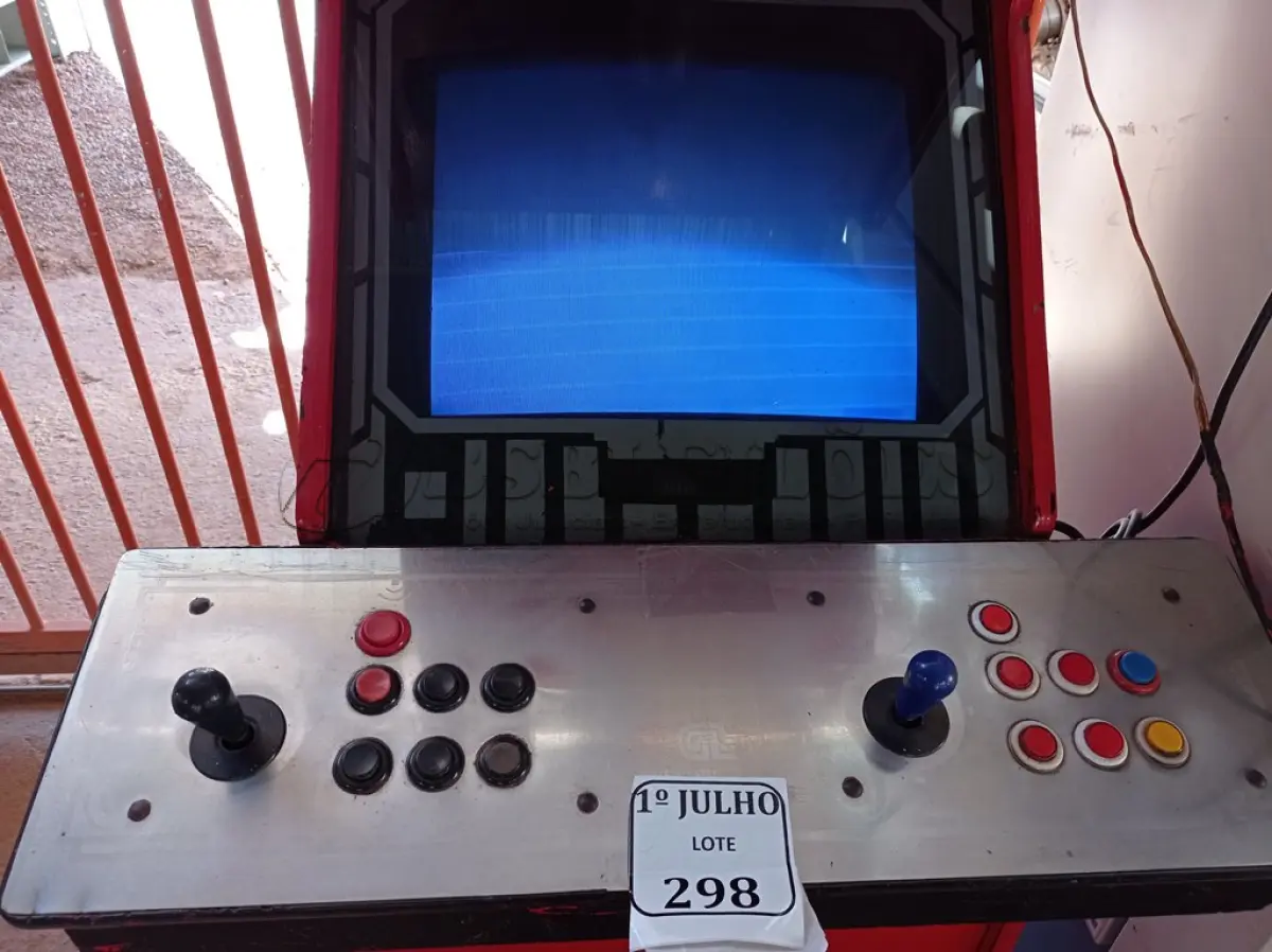 LOTE 298 - 01 MÁQUINA DE JOGOS FLIPERAMA. (NO ESTADO) ATENÇÃO! FAZER A VISITAÇÃO ANTES DE ARREMATAR, NÃO SABEMOS SE FUNCIONA. LEILÃO NÃO TEM GARANTIA E NEM DEVOLUÇÃO, SUJEITO A POSSÍVEIS AVARIAS VISÍVEIS/OCULTAS E/OU AUSÊNCIA DE COMPONENTES.