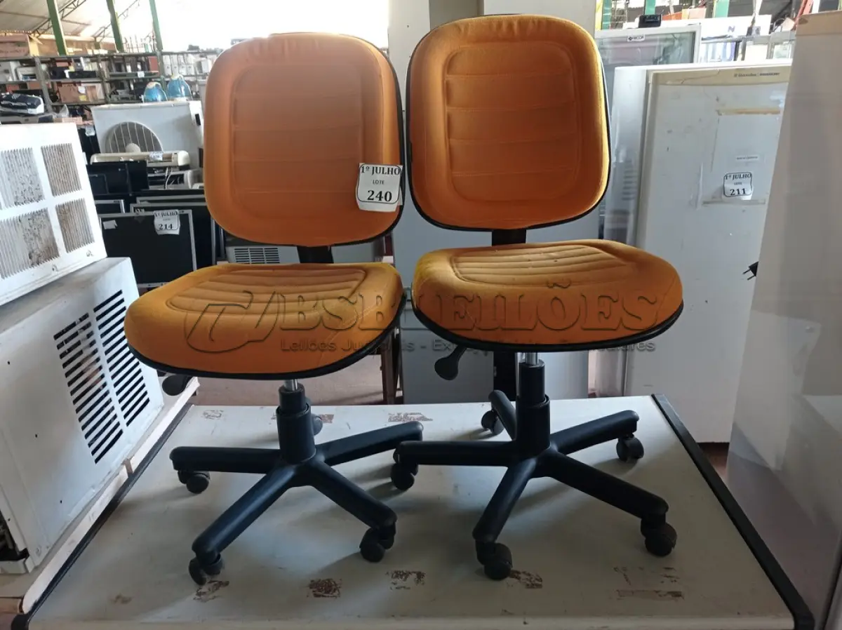 LOTE 240 - 04 CADEIRAS DE ESCRITÓRIO PES GIRATÓRIOS MARCA FLEGMA. (NO ESTADO) ATENÇÃO! FAZER A VISITAÇÃO ANTES DE ARREMATAR, NÃO SABEMOS SE FUNCIONA. LEILÃO NÃO TEM GARANTIA E NEM DEVOLUÇÃO, SUJEITO A POSSÍVEIS AVARIAS VISÍVEIS/OCULTAS E/OU AUSÊNCIA DE COMPONENTES.