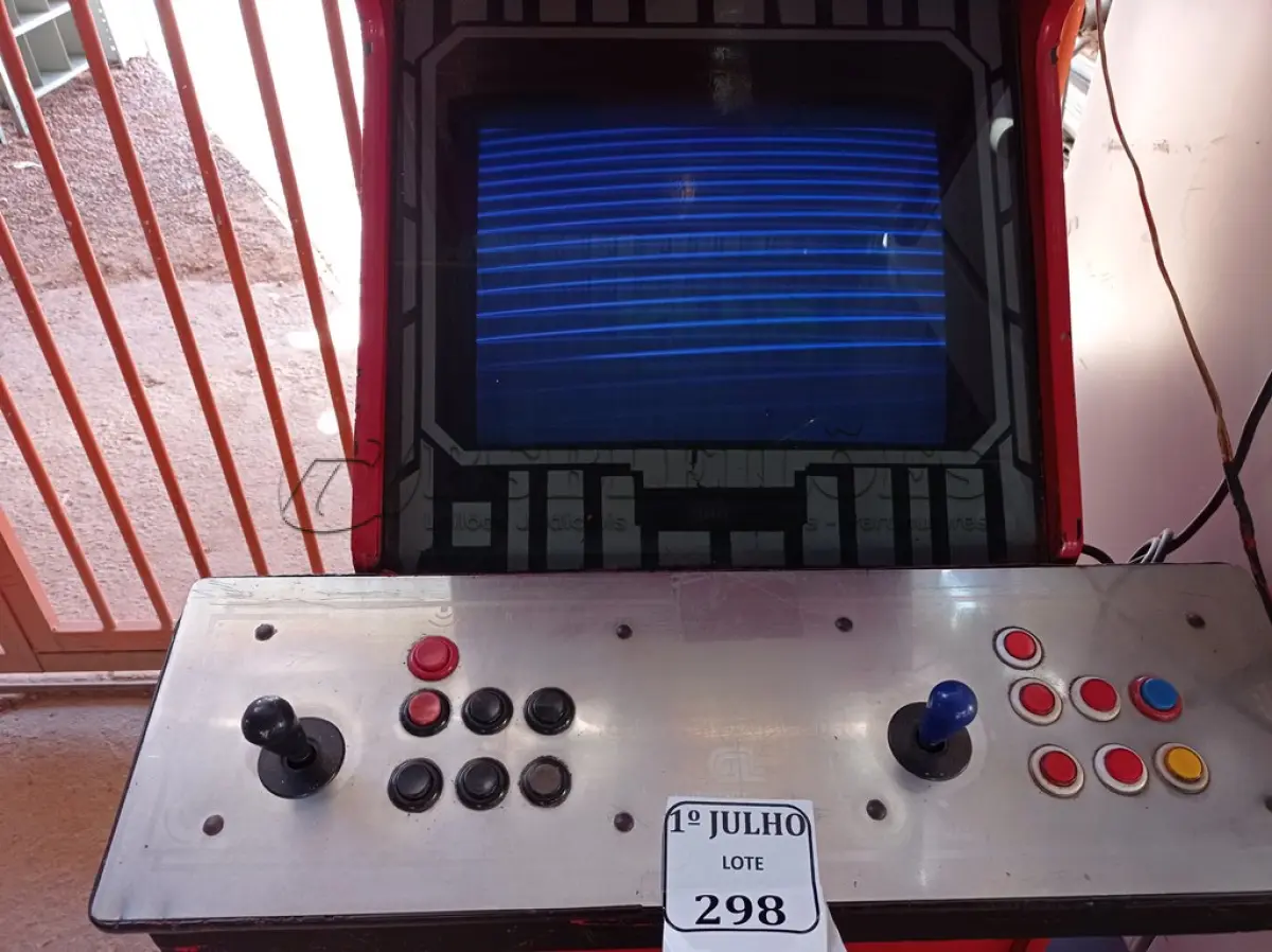 LOTE 298 - 01 MÁQUINA DE JOGOS FLIPERAMA. (NO ESTADO) ATENÇÃO! FAZER A VISITAÇÃO ANTES DE ARREMATAR, NÃO SABEMOS SE FUNCIONA. LEILÃO NÃO TEM GARANTIA E NEM DEVOLUÇÃO, SUJEITO A POSSÍVEIS AVARIAS VISÍVEIS/OCULTAS E/OU AUSÊNCIA DE COMPONENTES.