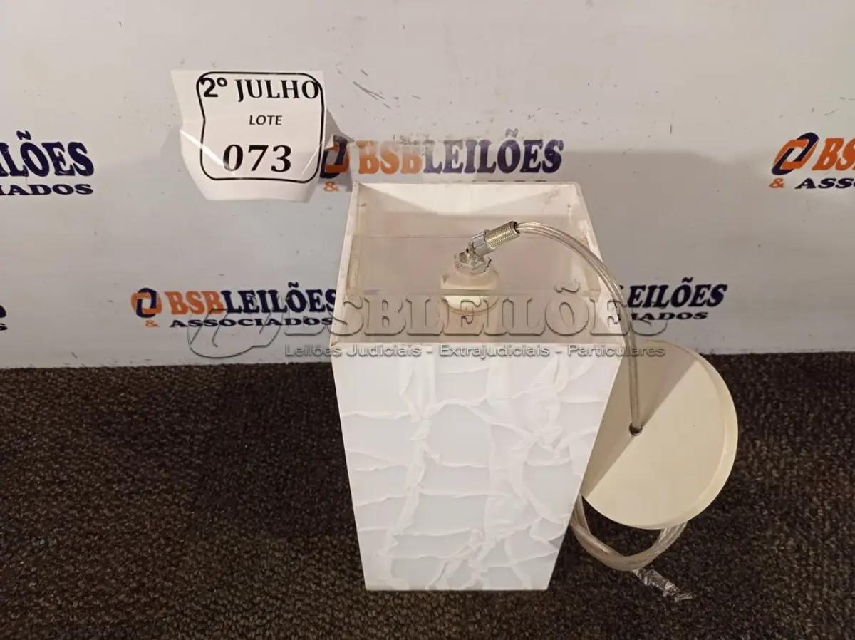LOTE 073 - 02 REFLETORES LUZ NEGRA UV EFEITO NEOW DE 100W E 01 LUSTRE DE ACRÍLICO COM LÂMPADA. (NO ESTADO) ATENÇÃO! FAZER A VISITAÇÃO ANTES DE ARREMATAR, NÃO SABEMOS SE FUNCIONA. LEILÃO NÃO TEM GARANTIA E NEM DEVOLUÇÃO, SUJEITO A POSSÍVEIS AVARIAS VISÍVEIS/OCULTAS E/OU AUSÊNCIA DE COMPONENTES.