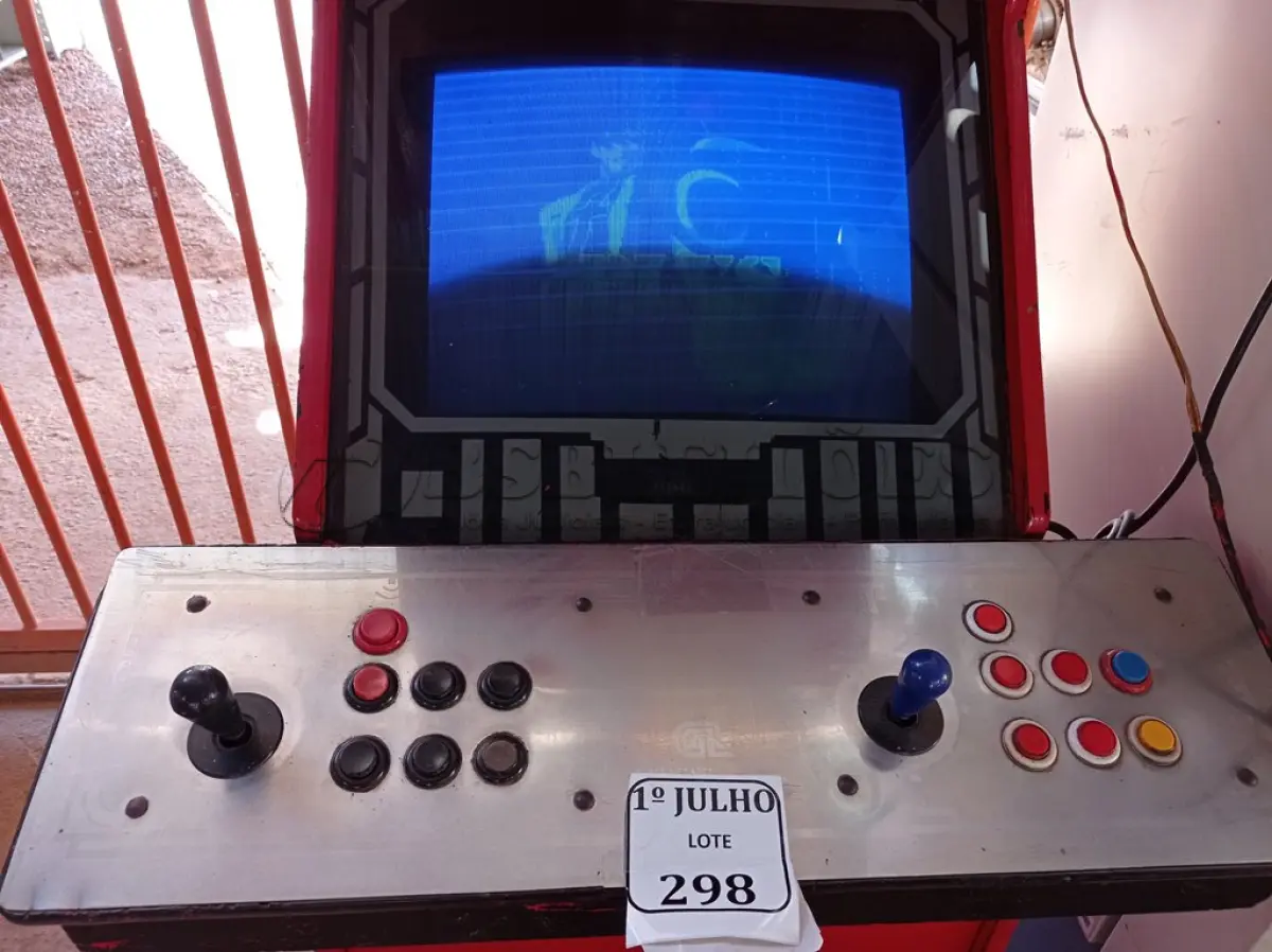LOTE 298 - 01 MÁQUINA DE JOGOS FLIPERAMA. (NO ESTADO) ATENÇÃO! FAZER A VISITAÇÃO ANTES DE ARREMATAR, NÃO SABEMOS SE FUNCIONA. LEILÃO NÃO TEM GARANTIA E NEM DEVOLUÇÃO, SUJEITO A POSSÍVEIS AVARIAS VISÍVEIS/OCULTAS E/OU AUSÊNCIA DE COMPONENTES.