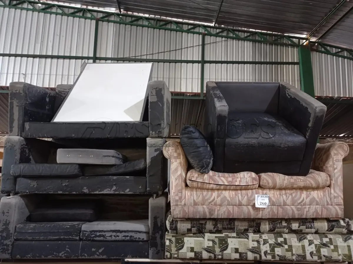 LOTE 260 - 01 LOTE COM SOFÁS DIVERSOS. (NO ESTADO) ATENÇÃO! FAZER A VISITAÇÃO ANTES DE ARREMATAR, NÃO SABEMOS SE FUNCIONA. LEILÃO NÃO TEM GARANTIA E NEM DEVOLUÇÃO, SUJEITO A POSSÍVEIS AVARIAS VISÍVEIS/OCULTAS E/OU AUSÊNCIA DE COMPONENTES.