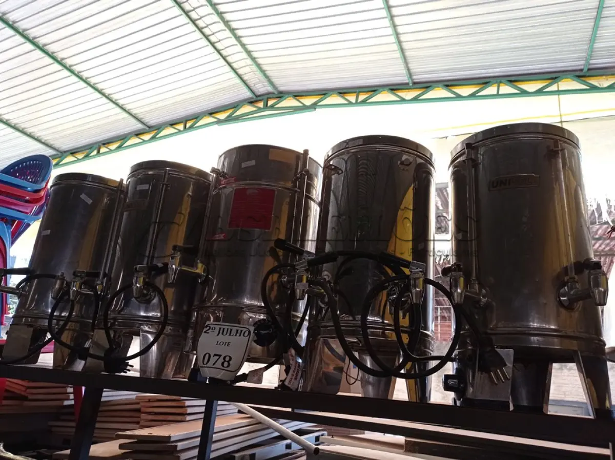 LOTE 078 - 05 CAFETEIRAS INDUSTRIAL EM INOX. (NO ESTADO) ATENÇÃO! FAZER A VISITAÇÃO ANTES DE ARREMATAR, NÃO SABEMOS SE FUNCIONA. LEILÃO NÃO TEM GARANTIA E NEM DEVOLUÇÃO, SUJEITO A POSSÍVEIS AVARIAS VISÍVEIS/OCULTAS E/OU AUSÊNCIA DE COMPONENTES.