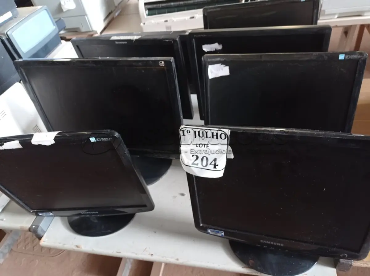 LOTE 204 - 08 MONITORES MARCAS E MODELOS DIVERSOS. (NO ESTADO) ATENÇÃO! FAZER A VISITAÇÃO ANTES DE ARREMATAR, NÃO SABEMOS SE FUNCIONA. LEILÃO NÃO TEM GARANTIA E NEM DEVOLUÇÃO, SUJEITO A POSSÍVEIS AVARIAS VISÍVEIS/OCULTAS E/OU AUSÊNCIA DE COMPONENTES.