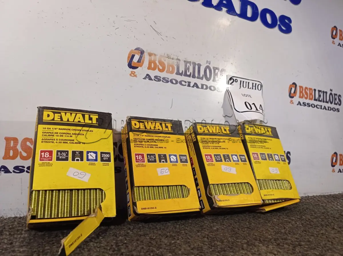 LOTE 014 - 04 CAIXAS DE GRAMPOS 18GA ¼’’ DEWALT. (NO ESTADO) ATENÇÃO! FAZER A VISITAÇÃO ANTES DE ARREMATAR, NÃO SABEMOS SE FUNCIONA. LEILÃO NÃO TEM GARANTIA E NEM DEVOLUÇÃO, SUJEITO A POSSÍVEIS AVARIAS VISÍVEIS/OCULTAS E/OU AUSÊNCIA DE COMPONENTES.