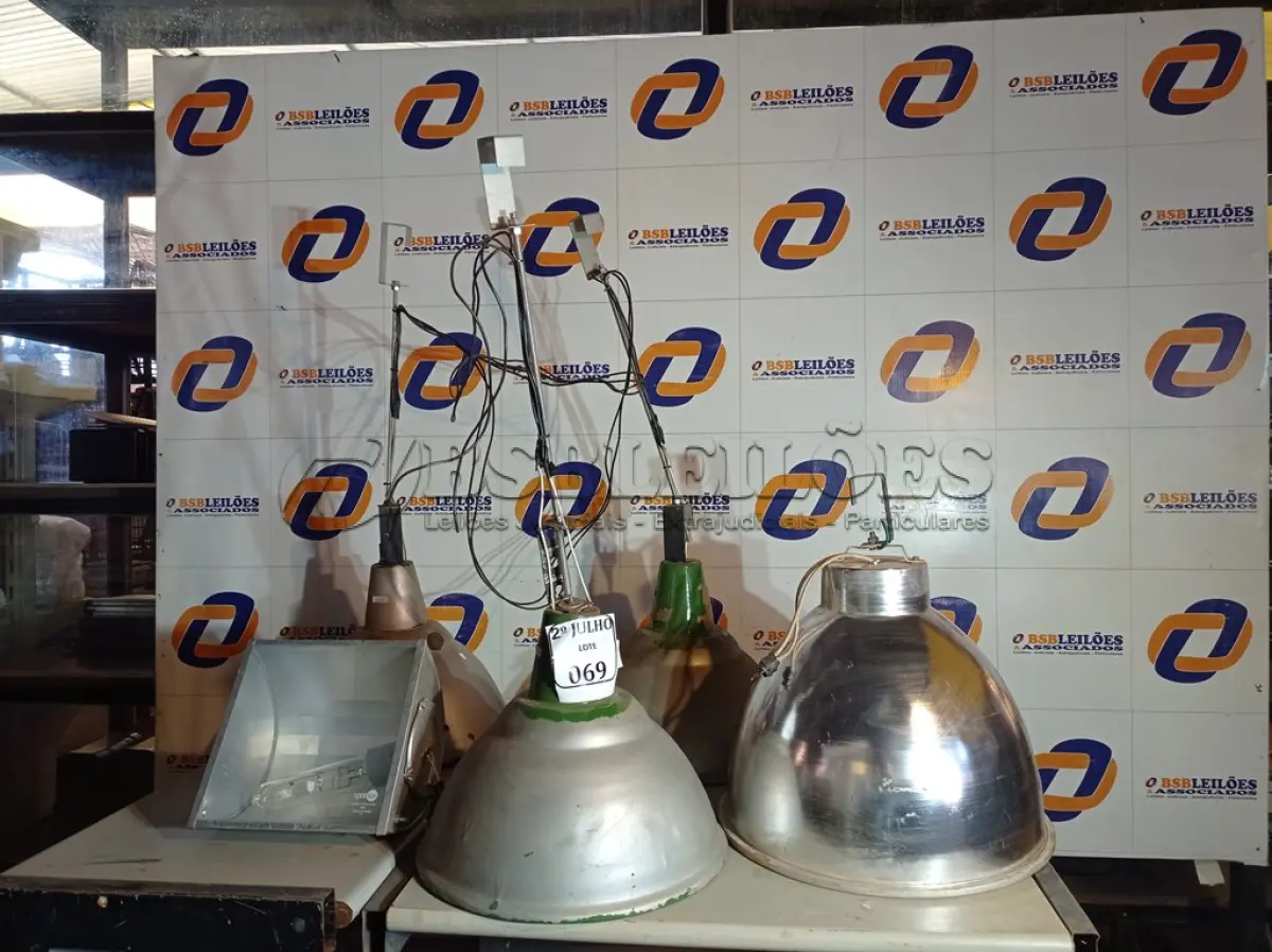 LOTE 069 - 05 LUMINÁRIAS. (NO ESTADO) ATENÇÃO! FAZER A VISITAÇÃO ANTES DE ARREMATAR, NÃO SABEMOS SE FUNCIONA. LEILÃO NÃO TEM GARANTIA E NEM DEVOLUÇÃO, SUJEITO A POSSÍVEIS AVARIAS VISÍVEIS/OCULTAS E/OU AUSÊNCIA DE COMPONENTES.
