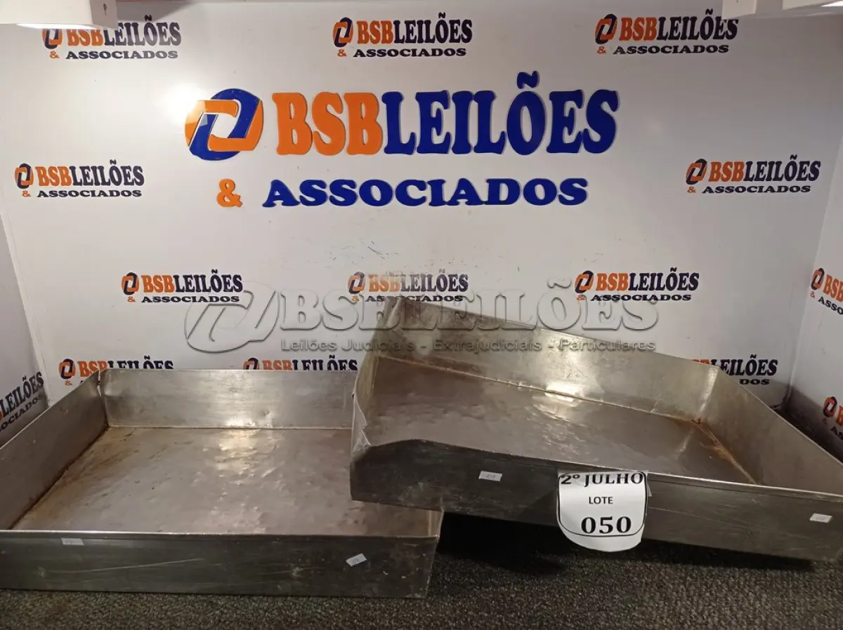 LOTE 050 - 02 BANDEJAS DE INOX. (NO ESTADO) ATENÇÃO! FAZER A VISITAÇÃO ANTES DE ARREMATAR, NÃO SABEMOS SE FUNCIONA. LEILÃO NÃO TEM GARANTIA E NEM DEVOLUÇÃO, SUJEITO A POSSÍVEIS AVARIAS VISÍVEIS/OCULTAS E/OU AUSÊNCIA DE COMPONENTES.
