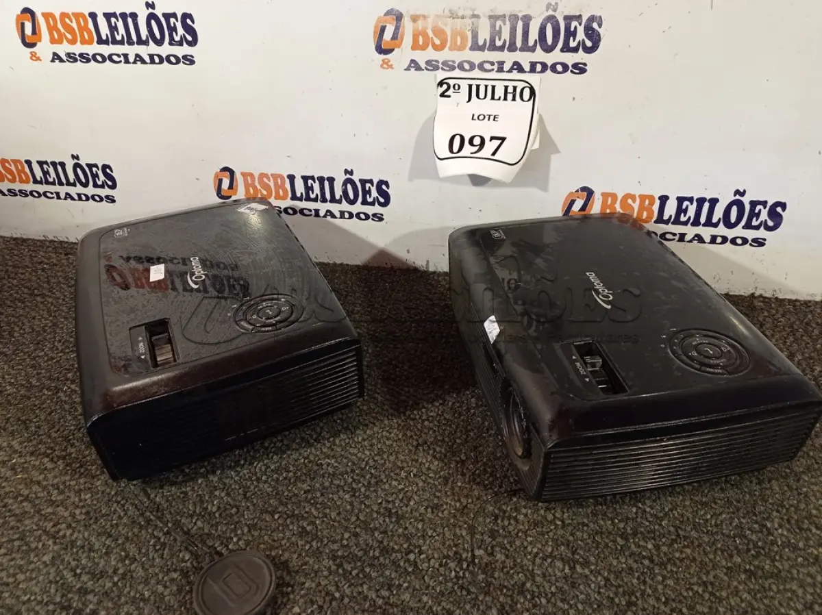 LOTE 097 - 02 PROJETORES MARCA OPTMA. (NO ESTADO) ATENÇÃO! FAZER A VISITAÇÃO ANTES DE ARREMATAR, NÃO SABEMOS SE FUNCIONA. LEILÃO NÃO TEM GARANTIA E NEM DEVOLUÇÃO, SUJEITO A POSSÍVEIS AVARIAS VISÍVEIS/OCULTAS E/OU AUSÊNCIA DE COMPONENTES.