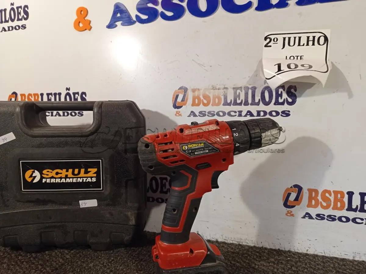 LOTE 109 - 01 PARAFUSADEIRA MARCA SCHUZ COM BATERIA. (NO ESTADO) ATENÇÃO! FAZER A VISITAÇÃO ANTES DE ARREMATAR, NÃO SABEMOS SE FUNCIONA. LEILÃO NÃO TEM GARANTIA E NEM DEVOLUÇÃO, SUJEITO A POSSÍVEIS AVARIAS VISÍVEIS/OCULTAS E/OU AUSÊNCIA DE COMPONENTES.