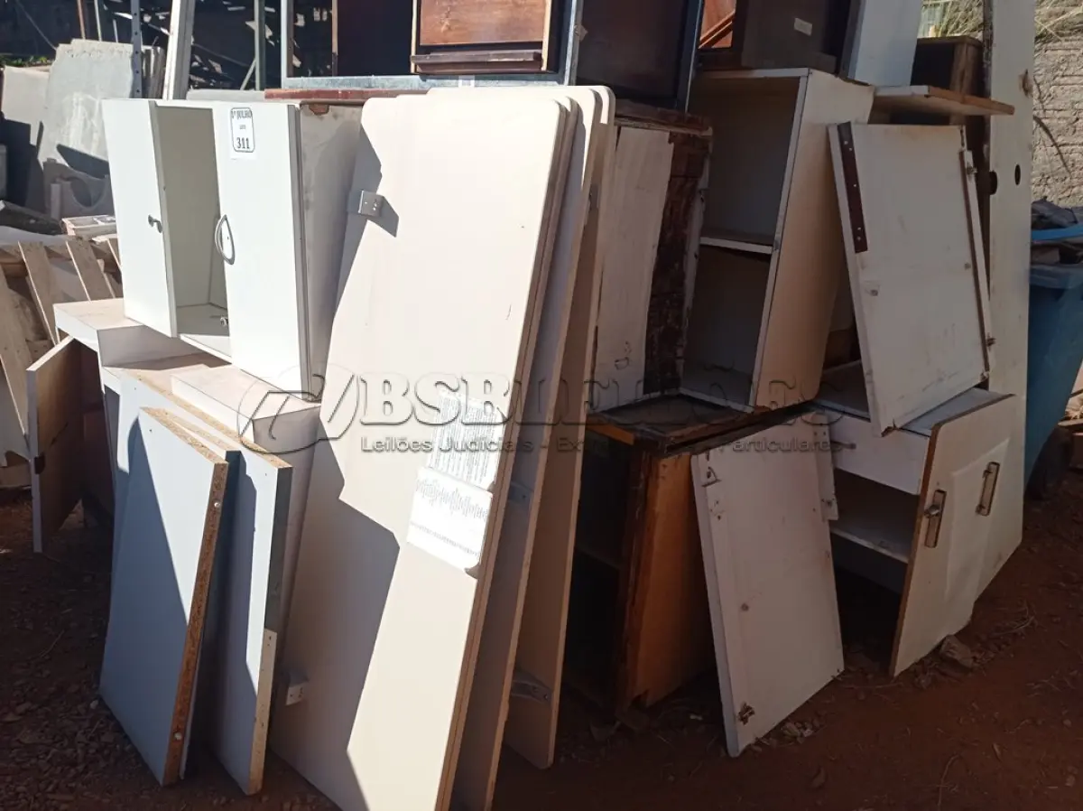 LOTE 311 - 01 LOTE COM ARMÁRIOS E MESAS EM MDF. (NO ESTADO) ATENÇÃO! FAZER A VISITAÇÃO ANTES DE ARREMATAR, NÃO SABEMOS SE FUNCIONA. LEILÃO NÃO TEM GARANTIA E NEM DEVOLUÇÃO, SUJEITO A POSSÍVEIS AVARIAS VISÍVEIS/OCULTAS E/OU AUSÊNCIA DE COMPONENTES.