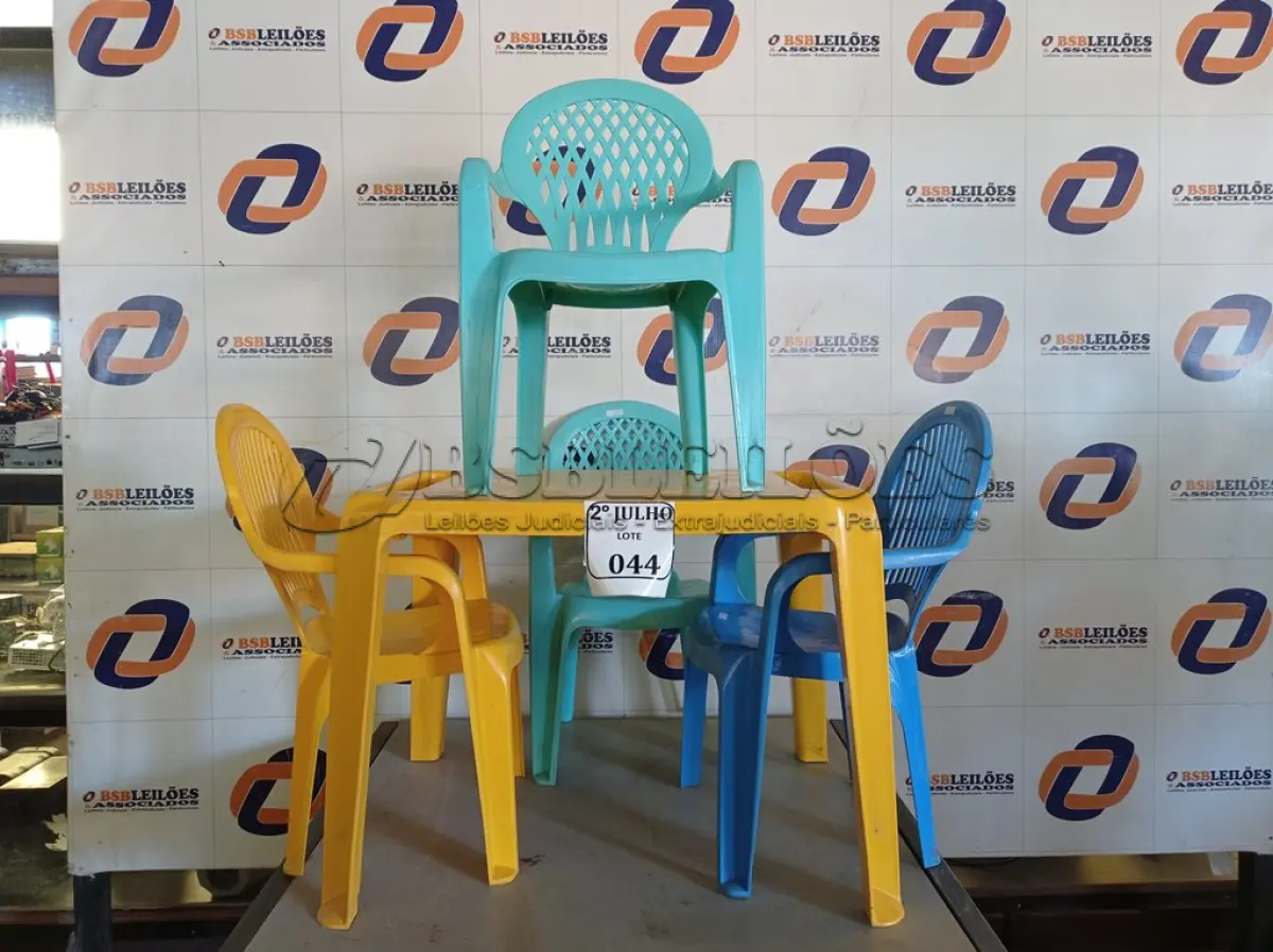 LOTE 044 - 01 MESA DE PLÁSTICO COM 04 CADEIRAS INFANTIL. (NO ESTADO) ATENÇÃO! FAZER A VISITAÇÃO ANTES DE ARREMATAR, NÃO SABEMOS SE FUNCIONA. LEILÃO NÃO TEM GARANTIA E NEM DEVOLUÇÃO, SUJEITO A POSSÍVEIS AVARIAS VISÍVEIS/OCULTAS E/OU AUSÊNCIA DE COMPONENTES.