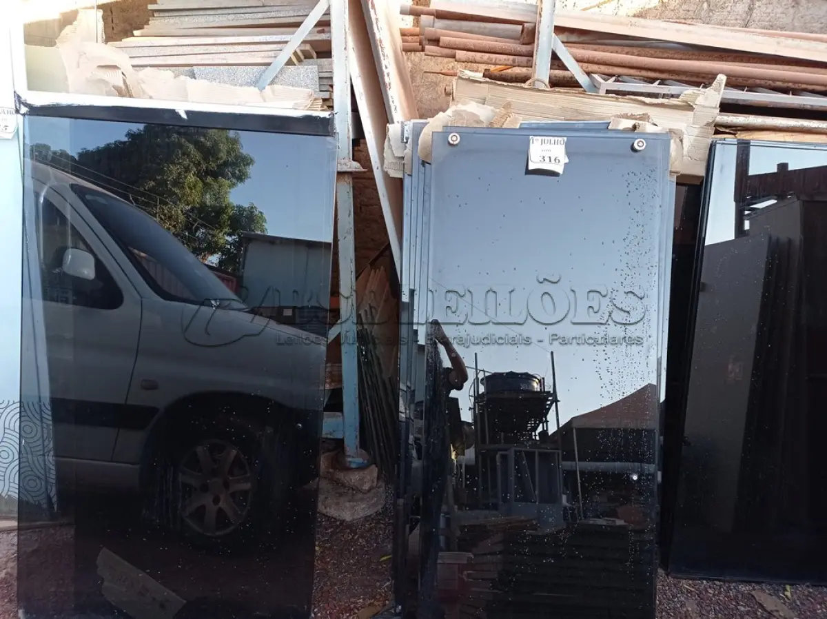 LOTE 341 - 01 LOTE COM DIVERSOS VIDROS 10MM FUMÊ TEMPERADO E JANELAS TIPO CORTINA. (NO ESTADO) ATENÇÃO! FAZER A VISITAÇÃO ANTES DE ARREMATAR, NÃO SABEMOS SE FUNCIONA. LEILÃO NÃO TEM GARANTIA E NEM DEVOLUÇÃO, SUJEITO A POSSÍVEIS AVARIAS VISÍVEIS/OCULTAS E/OU AUSÊNCIA DE COMPONENTES.