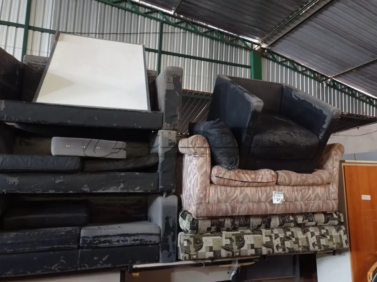 LOTE 260 - 01 LOTE COM SOFÁS DIVERSOS. (NO ESTADO) ATENÇÃO! FAZER A VISITAÇÃO ANTES DE ARREMATAR, NÃO SABEMOS SE FUNCIONA. LEILÃO NÃO TEM GARANTIA E NEM DEVOLUÇÃO, SUJEITO A POSSÍVEIS AVARIAS VISÍVEIS/OCULTAS E/OU AUSÊNCIA DE COMPONENTES.