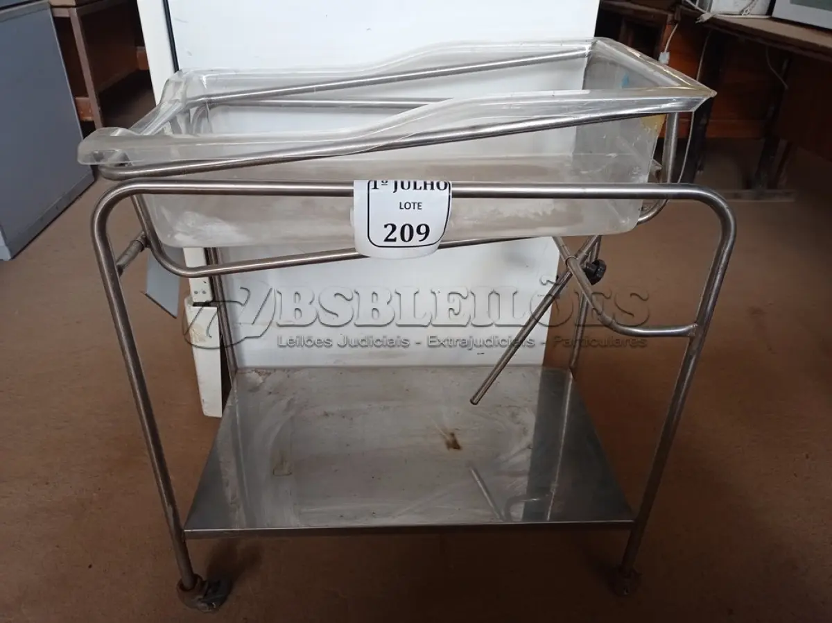 LOTE 209 - 01 CARRINHO EM INOX COM RODINHAS. (NO ESTADO) ATENÇÃO! FAZER A VISITAÇÃO ANTES DE ARREMATAR, NÃO SABEMOS SE FUNCIONA. LEILÃO NÃO TEM GARANTIA E NEM DEVOLUÇÃO, SUJEITO A POSSÍVEIS AVARIAS VISÍVEIS/OCULTAS E/OU AUSÊNCIA DE COMPONENTES.