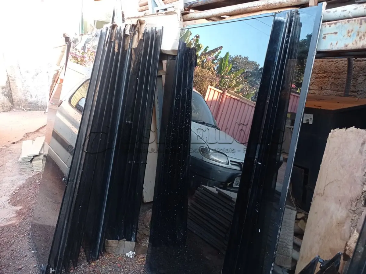 LOTE 341 - 01 LOTE COM DIVERSOS VIDROS 10MM FUMÊ TEMPERADO E JANELAS TIPO CORTINA. (NO ESTADO) ATENÇÃO! FAZER A VISITAÇÃO ANTES DE ARREMATAR, NÃO SABEMOS SE FUNCIONA. LEILÃO NÃO TEM GARANTIA E NEM DEVOLUÇÃO, SUJEITO A POSSÍVEIS AVARIAS VISÍVEIS/OCULTAS E/OU AUSÊNCIA DE COMPONENTES.