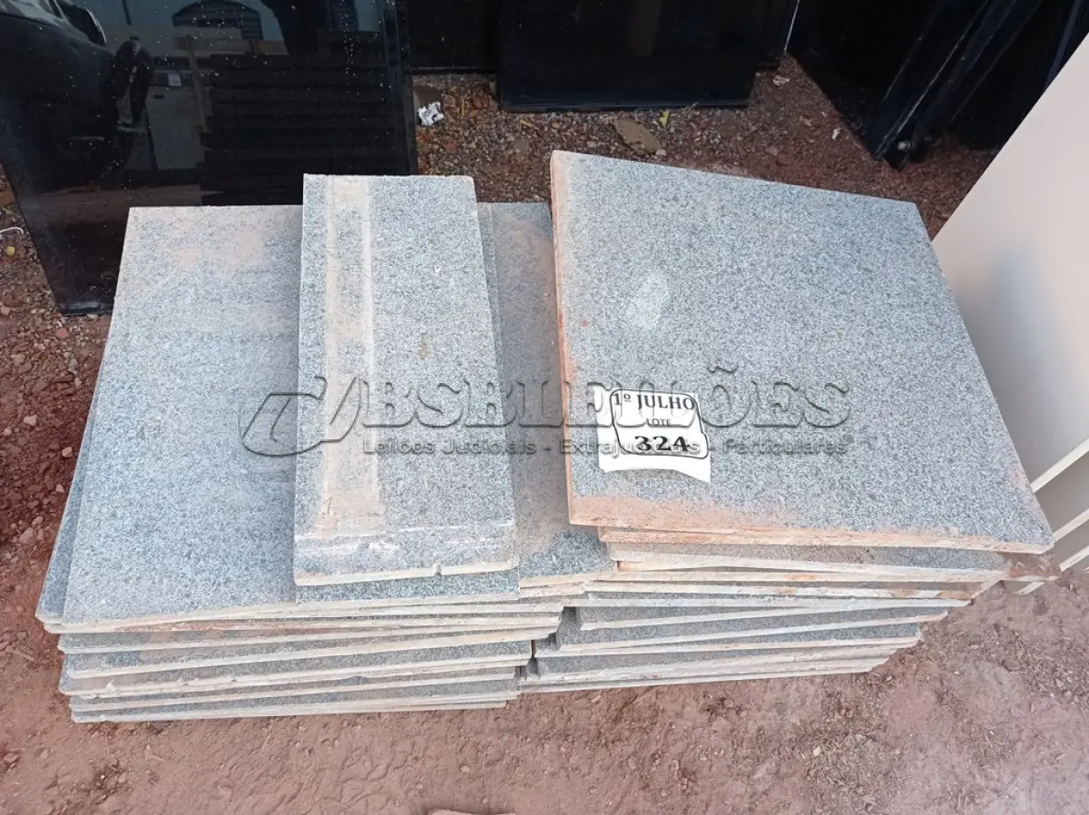 LOTE 324 - 01 LOTE COM PISO GRANITO CINZA ANDORINHA, 055X055 6M2. (NO ESTADO) ATENÇÃO! FAZER A VISITAÇÃO ANTES DE ARREMATAR, NÃO SABEMOS SE FUNCIONA. LEILÃO NÃO TEM GARANTIA E NEM DEVOLUÇÃO, SUJEITO A POSSÍVEIS AVARIAS VISÍVEIS/OCULTAS E/OU AUSÊNCIA DE COMPONENTES.