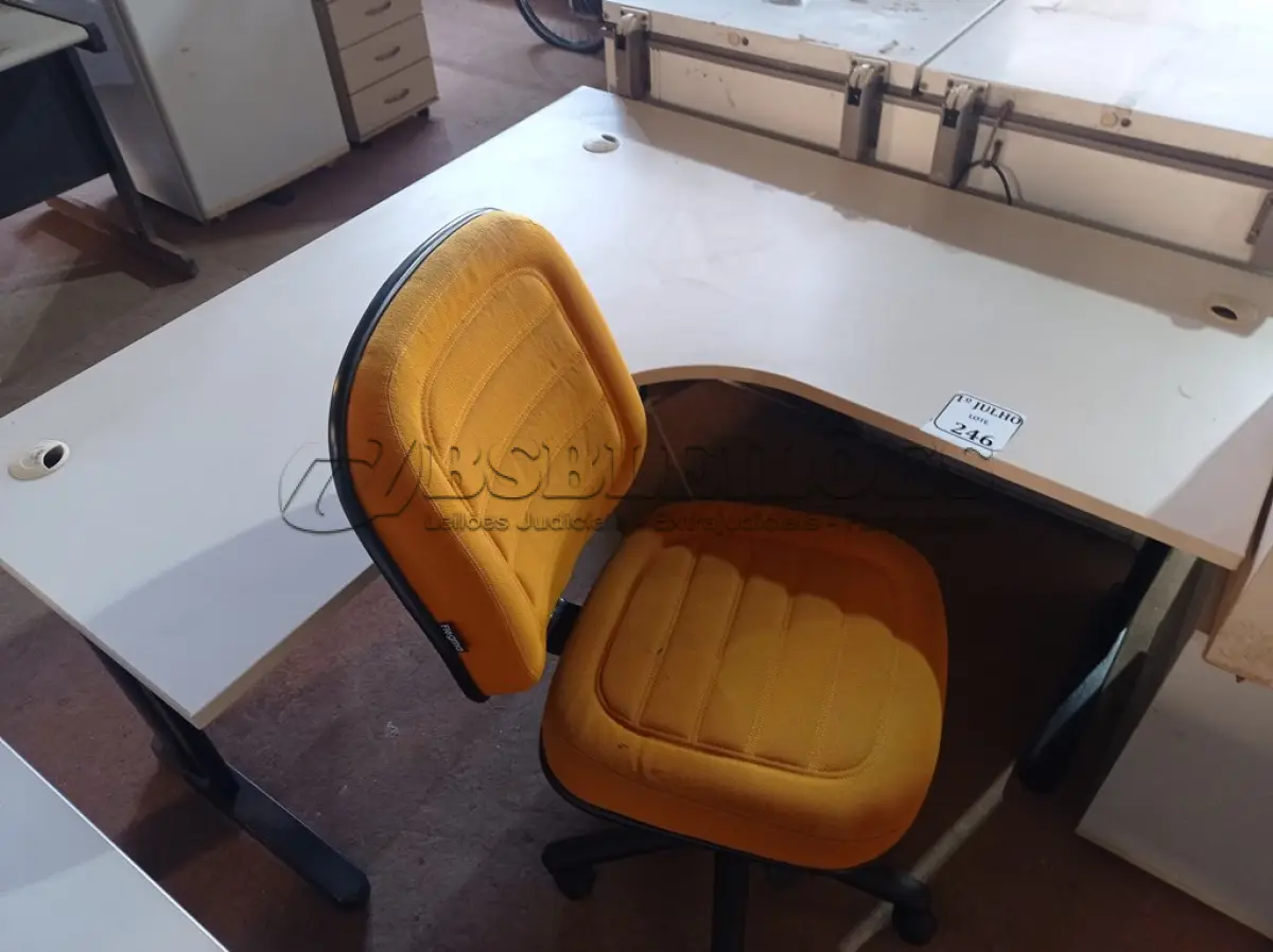 LOTE 248 - 01 MESA PARA ESCRITÓRIO COM TOMADAS INTERNA E 01 CADEIRA MARCA FLEGMA NA COR AMARELA. (NO ESTADO) ATENÇÃO! FAZER A VISITAÇÃO ANTES DE ARREMATAR, NÃO SABEMOS SE FUNCIONA. LEILÃO NÃO TEM GARANTIA E NEM DEVOLUÇÃO, SUJEITO A POSSÍVEIS AVARIAS VISÍVEIS/OCULTAS E/OU AUSÊNCIA DE COMPONENTES.