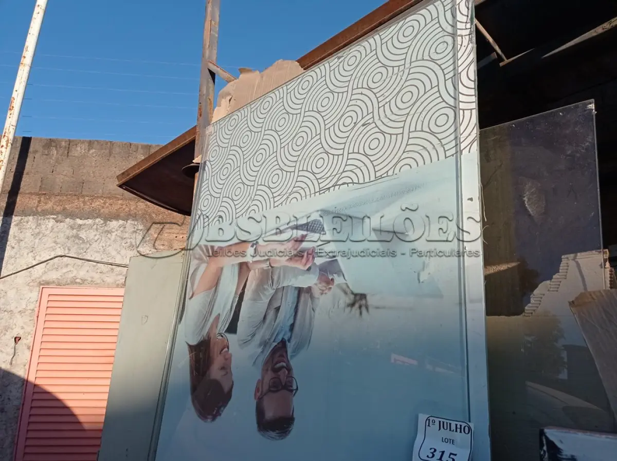 LOTE 315 - 01 LOTE COM PORTAS DE VIDRO BLINDEX. (NO ESTADO) ATENÇÃO! FAZER A VISITAÇÃO ANTES DE ARREMATAR, NÃO SABEMOS SE FUNCIONA. LEILÃO NÃO TEM GARANTIA E NEM DEVOLUÇÃO, SUJEITO A POSSÍVEIS AVARIAS VISÍVEIS/OCULTAS E/OU AUSÊNCIA DE COMPONENTES.