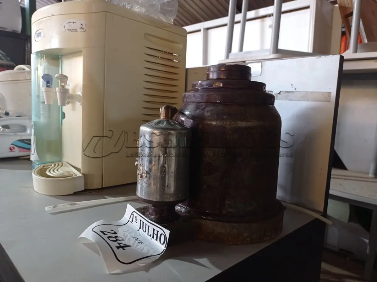 LOTE 284 - 01 MACACO PNEUMÁTICO. (NO ESTADO) ATENÇÃO! FAZER A VISITAÇÃO ANTES DE ARREMATAR, NÃO SABEMOS SE FUNCIONA. LEILÃO NÃO TEM GARANTIA E NEM DEVOLUÇÃO, SUJEITO A POSSÍVEIS AVARIAS VISÍVEIS/OCULTAS E/OU AUSÊNCIA DE COMPONENTES.