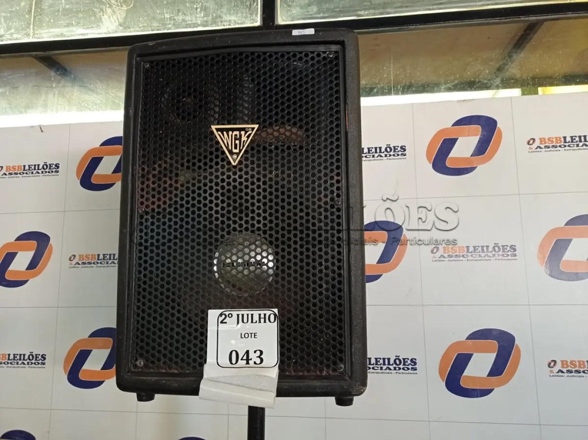 LOTE 043 - 01 CAIXA DE SOM 500W MARCA WGH PASSIVA COM TRIPÉ. (NO ESTADO) ATENÇÃO! FAZER A VISITAÇÃO ANTES DE ARREMATAR, NÃO SABEMOS SE FUNCIONA. LEILÃO NÃO TEM GARANTIA E NEM DEVOLUÇÃO, SUJEITO A POSSÍVEIS AVARIAS VISÍVEIS/OCULTAS E/OU AUSÊNCIA DE COMPONENTES.