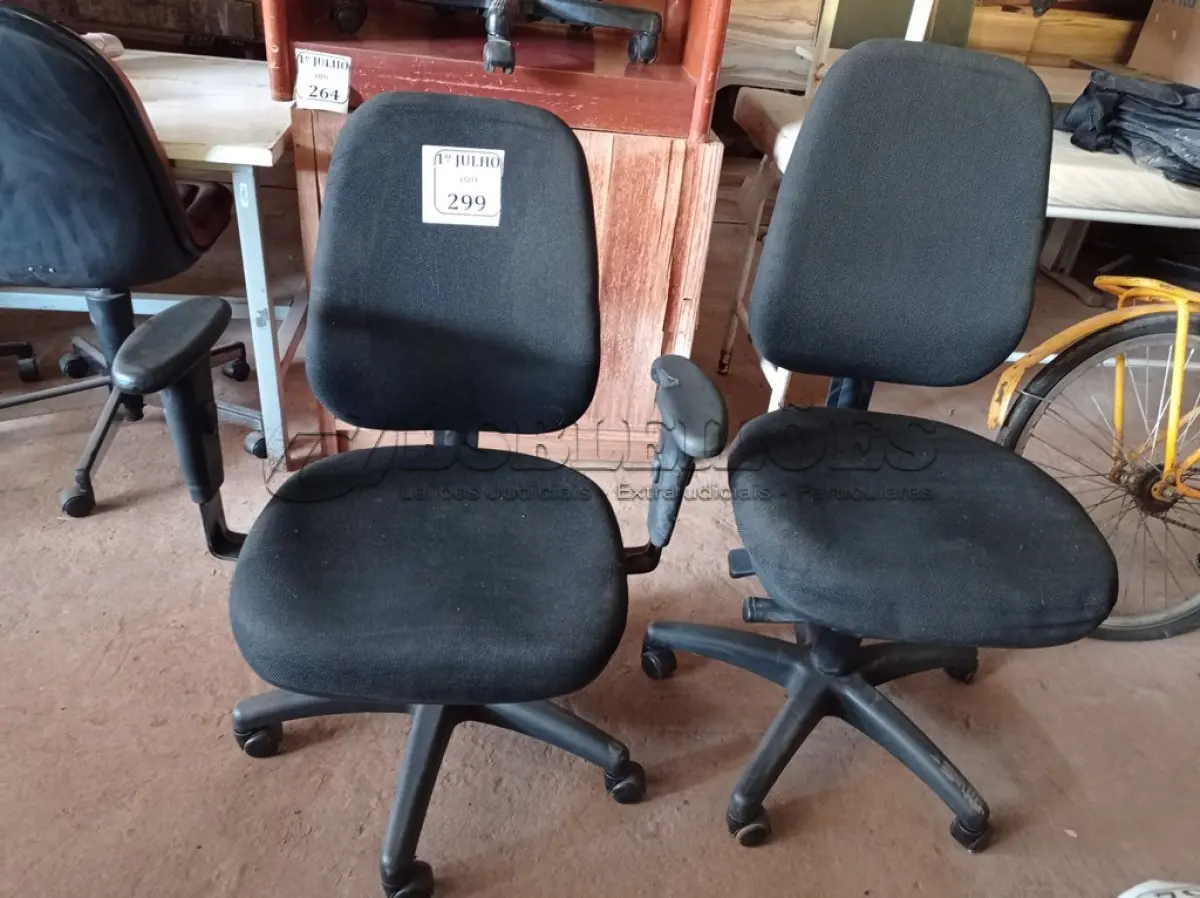 LOTE 299 - 02 CADEIRAS PARA ESCRITÓRIO COM PÉS GIRATÓRIOS. (NO ESTADO) ATENÇÃO! FAZER A VISITAÇÃO ANTES DE ARREMATAR, NÃO SABEMOS SE FUNCIONA. LEILÃO NÃO TEM GARANTIA E NEM DEVOLUÇÃO, SUJEITO A POSSÍVEIS AVARIAS VISÍVEIS/OCULTAS E/OU AUSÊNCIA DE COMPONENTES.