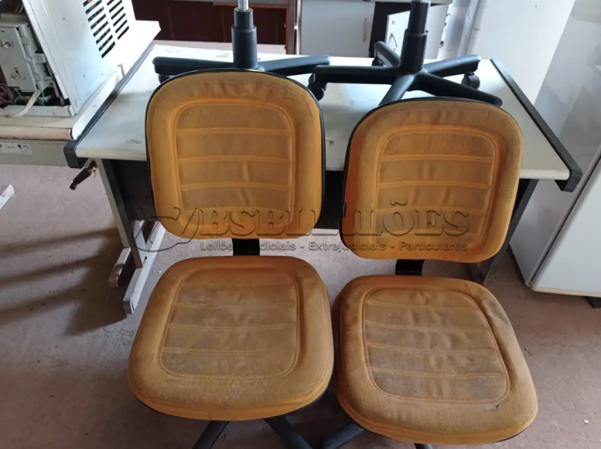 LOTE 240 - 04 CADEIRAS DE ESCRITÓRIO PES GIRATÓRIOS MARCA FLEGMA. (NO ESTADO) ATENÇÃO! FAZER A VISITAÇÃO ANTES DE ARREMATAR, NÃO SABEMOS SE FUNCIONA. LEILÃO NÃO TEM GARANTIA E NEM DEVOLUÇÃO, SUJEITO A POSSÍVEIS AVARIAS VISÍVEIS/OCULTAS E/OU AUSÊNCIA DE COMPONENTES.