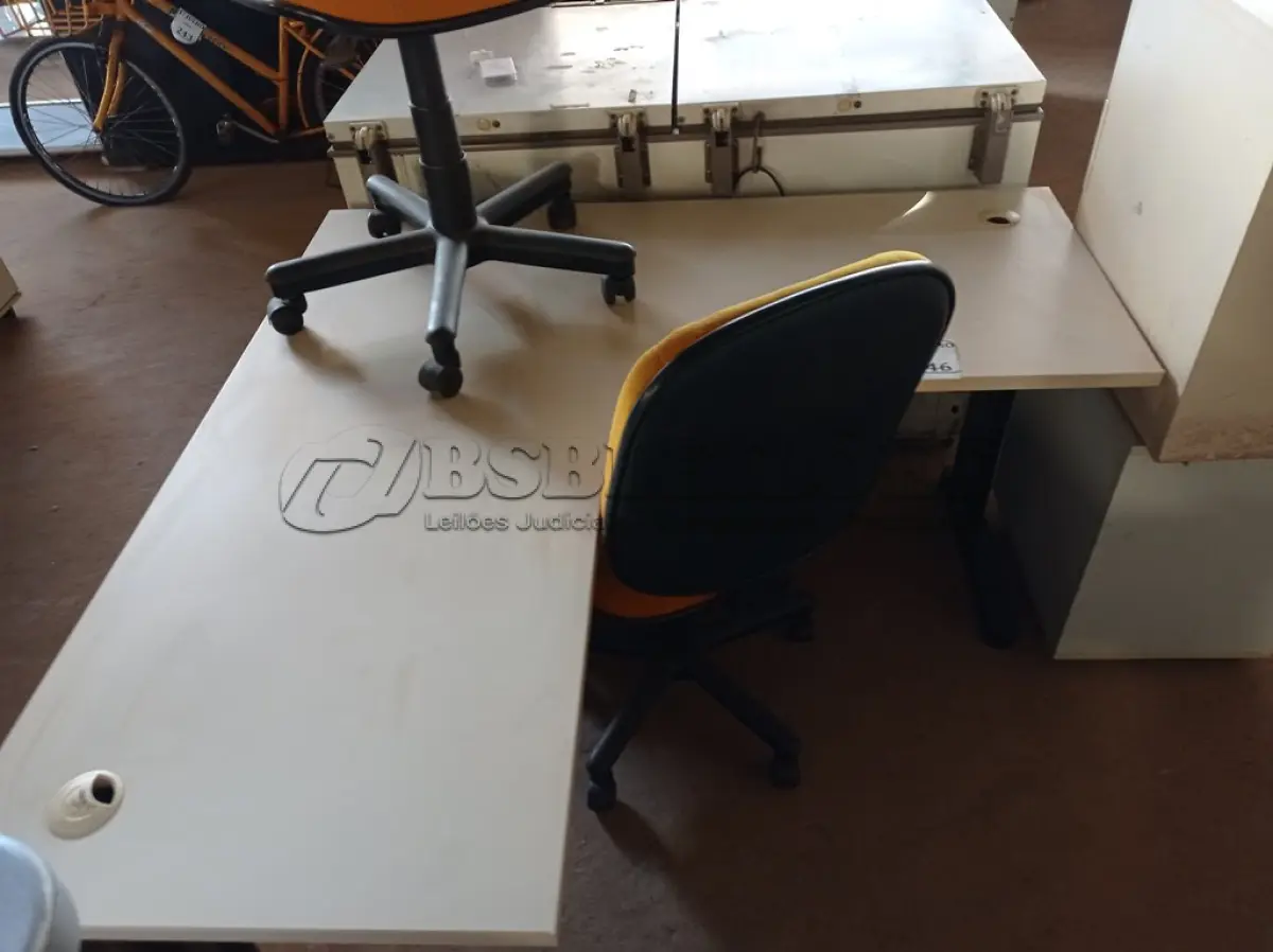 LOTE 246 - 01 MESA PARA ESCRITÓRIO COM TOMADAS INTERNA E 01 CADEIRA MARCA FLEGMA NA COR AMARELA. (NO ESTADO) ATENÇÃO! FAZER A VISITAÇÃO ANTES DE ARREMATAR, NÃO SABEMOS SE FUNCIONA. LEILÃO NÃO TEM GARANTIA E NEM DEVOLUÇÃO, SUJEITO A POSSÍVEIS AVARIAS VISÍVEIS/OCULTAS E/OU AUSÊNCIA DE COMPONENTES.
