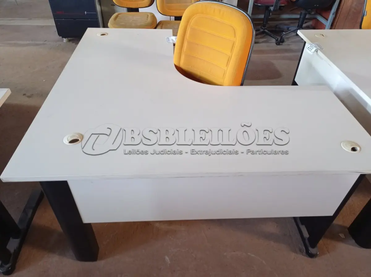 LOTE 250 - 01 MESA PARA ESCRITÓRIO COM TOMADAS INTERNA E 01 CADEIRA MARCA FLEGMA NA COR AMARELA. (NO ESTADO) ATENÇÃO! FAZER A VISITAÇÃO ANTES DE ARREMATAR, NÃO SABEMOS SE FUNCIONA. LEILÃO NÃO TEM GARANTIA E NEM DEVOLUÇÃO, SUJEITO A POSSÍVEIS AVARIAS VISÍVEIS/OCULTAS E/OU AUSÊNCIA DE COMPONENTES.