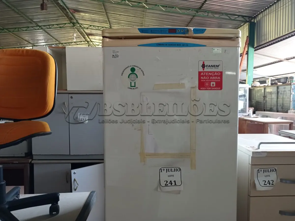 LOTE 241 - 01 REFRIGERADOR. (NO ESTADO) ATENÇÃO! FAZER A VISITAÇÃO ANTES DE ARREMATAR, NÃO SABEMOS SE FUNCIONA. LEILÃO NÃO TEM GARANTIA E NEM DEVOLUÇÃO, SUJEITO A POSSÍVEIS AVARIAS VISÍVEIS/OCULTAS E/OU AUSÊNCIA DE COMPONENTES.