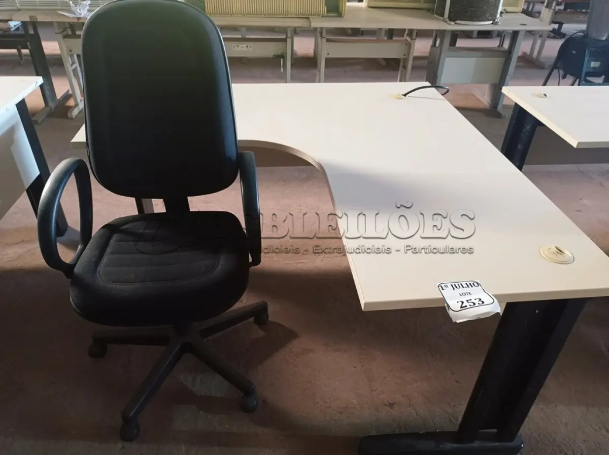 LOTE 253 - 01 MESA PARA ESCRITÓRIO COM TOMADAS INTERNA E 01 CADEIRA PRESIDENTE MARCA FLEGMA. (NO ESTADO) ATENÇÃO! FAZER A VISITAÇÃO ANTES DE ARREMATAR, NÃO SABEMOS SE FUNCIONA. LEILÃO NÃO TEM GARANTIA E NEM DEVOLUÇÃO, SUJEITO A POSSÍVEIS AVARIAS VISÍVEIS/OCULTAS E/OU AUSÊNCIA DE COMPONENTES.
