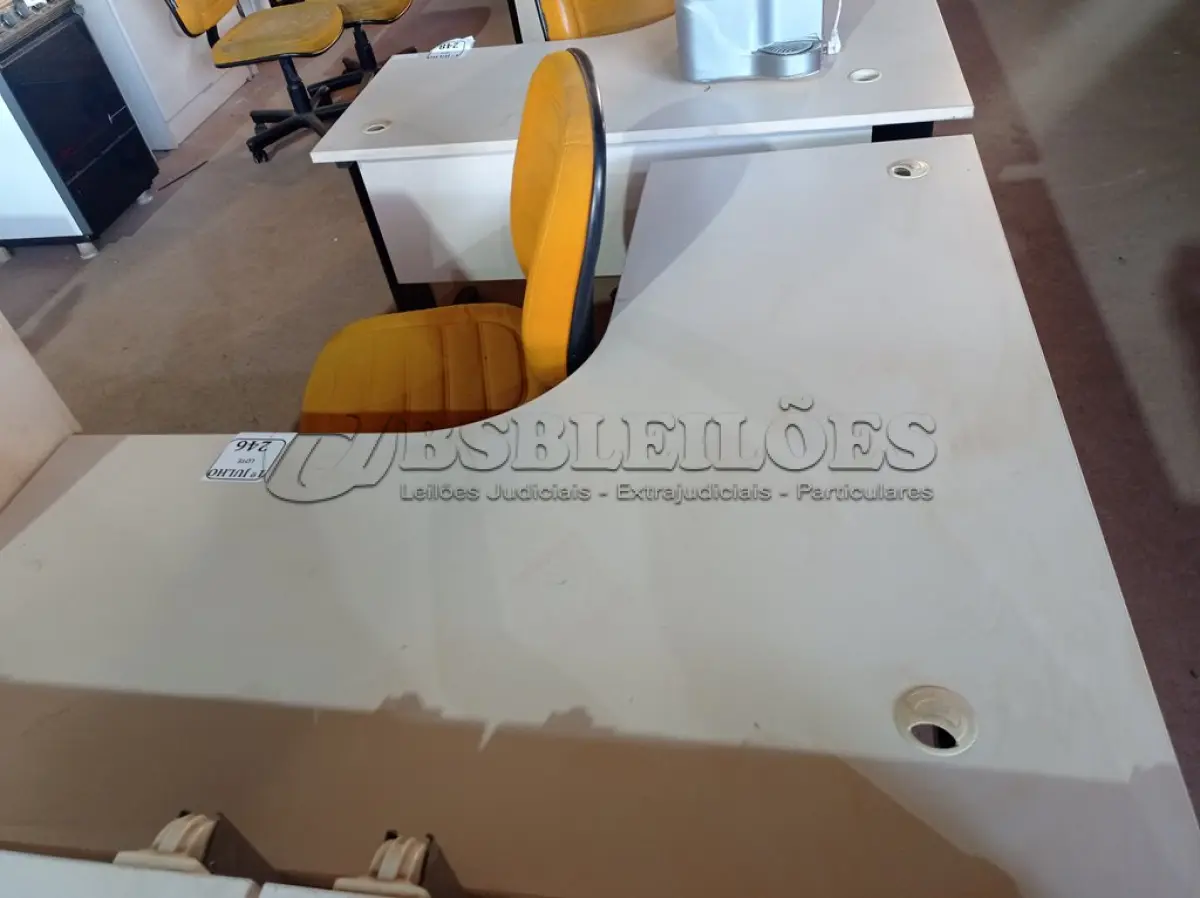 LOTE 248 - 01 MESA PARA ESCRITÓRIO COM TOMADAS INTERNA E 01 CADEIRA MARCA FLEGMA NA COR AMARELA. (NO ESTADO) ATENÇÃO! FAZER A VISITAÇÃO ANTES DE ARREMATAR, NÃO SABEMOS SE FUNCIONA. LEILÃO NÃO TEM GARANTIA E NEM DEVOLUÇÃO, SUJEITO A POSSÍVEIS AVARIAS VISÍVEIS/OCULTAS E/OU AUSÊNCIA DE COMPONENTES.
