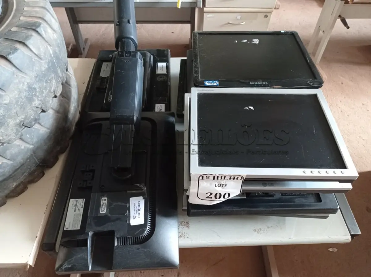 LOTE 200 - 09 MONITORES MARCAS E MODELOS DIVERSOS. (NO ESTADO) ATENÇÃO! FAZER A VISITAÇÃO ANTES DE ARREMATAR, NÃO SABEMOS SE FUNCIONA. LEILÃO NÃO TEM GARANTIA E NEM DEVOLUÇÃO, SUJEITO A POSSÍVEIS AVARIAS VISÍVEIS/OCULTAS E/OU AUSÊNCIA DE COMPONENTES.