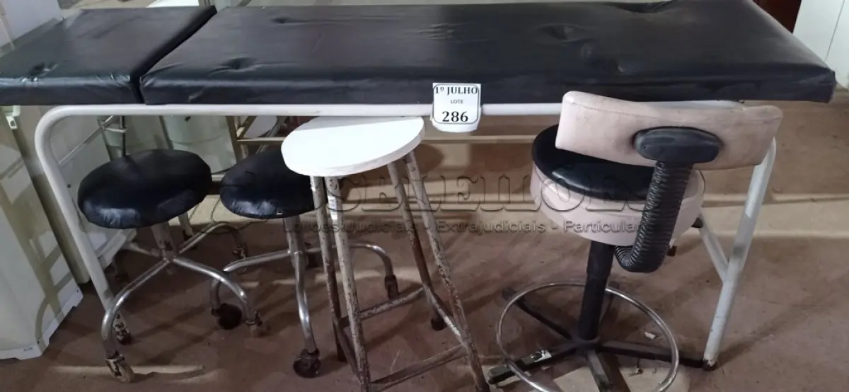LOTE 286 - 01 MACA E 04 BANQUETAS. (NO ESTADO) ATENÇÃO! FAZER A VISITAÇÃO ANTES DE ARREMATAR, NÃO SABEMOS SE FUNCIONA. LEILÃO NÃO TEM GARANTIA E NEM DEVOLUÇÃO, SUJEITO A POSSÍVEIS AVARIAS VISÍVEIS/OCULTAS E/OU AUSÊNCIA DE COMPONENTES.