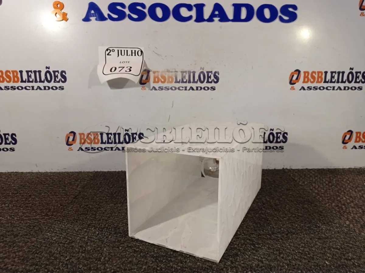 LOTE 073 - 02 REFLETORES LUZ NEGRA UV EFEITO NEOW DE 100W E 01 LUSTRE DE ACRÍLICO COM LÂMPADA. (NO ESTADO) ATENÇÃO! FAZER A VISITAÇÃO ANTES DE ARREMATAR, NÃO SABEMOS SE FUNCIONA. LEILÃO NÃO TEM GARANTIA E NEM DEVOLUÇÃO, SUJEITO A POSSÍVEIS AVARIAS VISÍVEIS/OCULTAS E/OU AUSÊNCIA DE COMPONENTES.