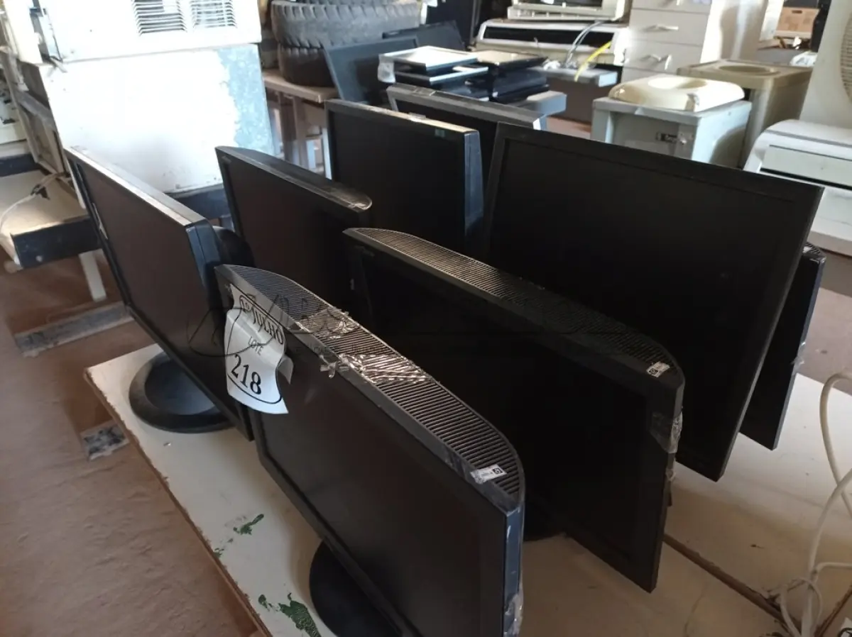 LOTE 218 - 08 MONITORES MARCAS E MODELOS DIVERSOS. (NO ESTADO) ATENÇÃO! FAZER A VISITAÇÃO ANTES DE ARREMATAR, NÃO SABEMOS SE FUNCIONA. LEILÃO NÃO TEM GARANTIA E NEM DEVOLUÇÃO, SUJEITO A POSSÍVEIS AVARIAS VISÍVEIS/OCULTAS E/OU AUSÊNCIA DE COMPONENTES.