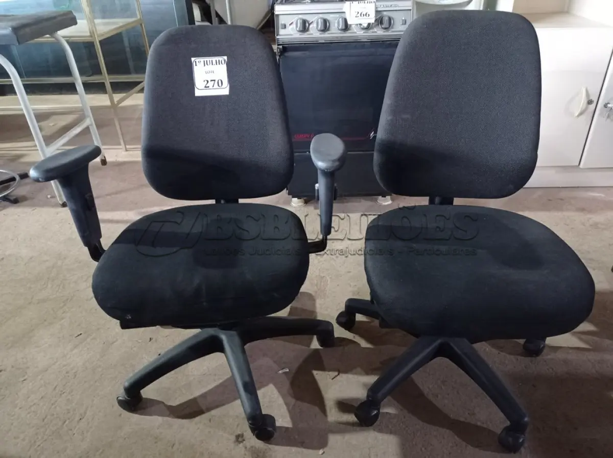 LOTE 270 - 02 CADEIRAS PARA ESCRITÓRIO COM PÉS GIRATÓRIOS. (NO ESTADO) ATENÇÃO! FAZER A VISITAÇÃO ANTES DE ARREMATAR, NÃO SABEMOS SE FUNCIONA. LEILÃO NÃO TEM GARANTIA E NEM DEVOLUÇÃO, SUJEITO A POSSÍVEIS AVARIAS VISÍVEIS/OCULTAS E/OU AUSÊNCIA DE COMPONENTES.