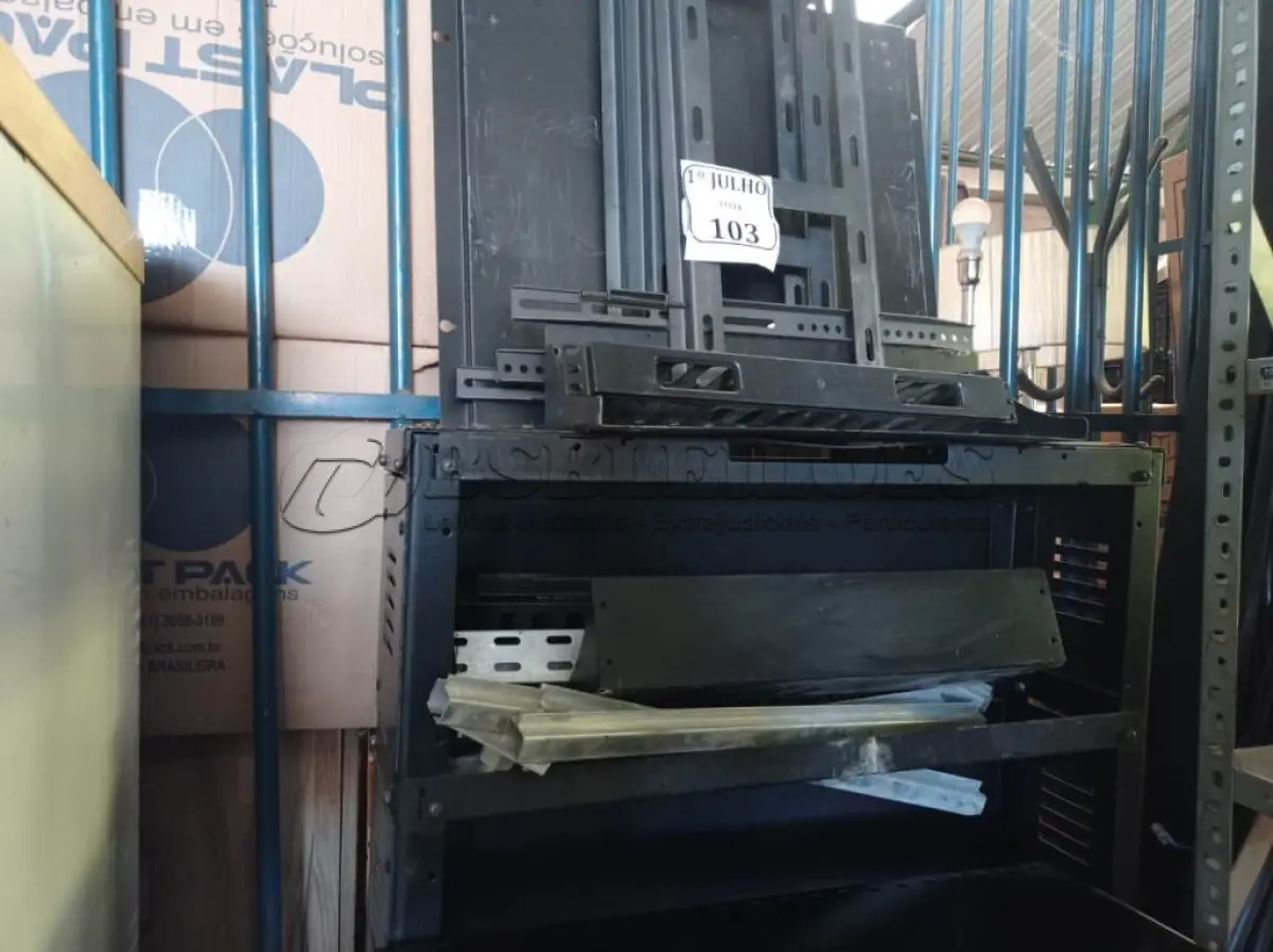 LOTE 103 - 01 LOTE COM SUPORTES PARA TV, 01 PRATELEIRA E 01 CARRINHO. (NO ESTADO) ATENÇÃO! FAZER A VISITAÇÃO ANTES DE ARREMATAR, NÃO SABEMOS SE FUNCIONA. LEILÃO NÃO TEM GARANTIA E NEM DEVOLUÇÃO, SUJEITO A POSSÍVEIS AVARIAS VISÍVEIS/OCULTAS E/OU AUSÊNCIA DE COMPONENTES.