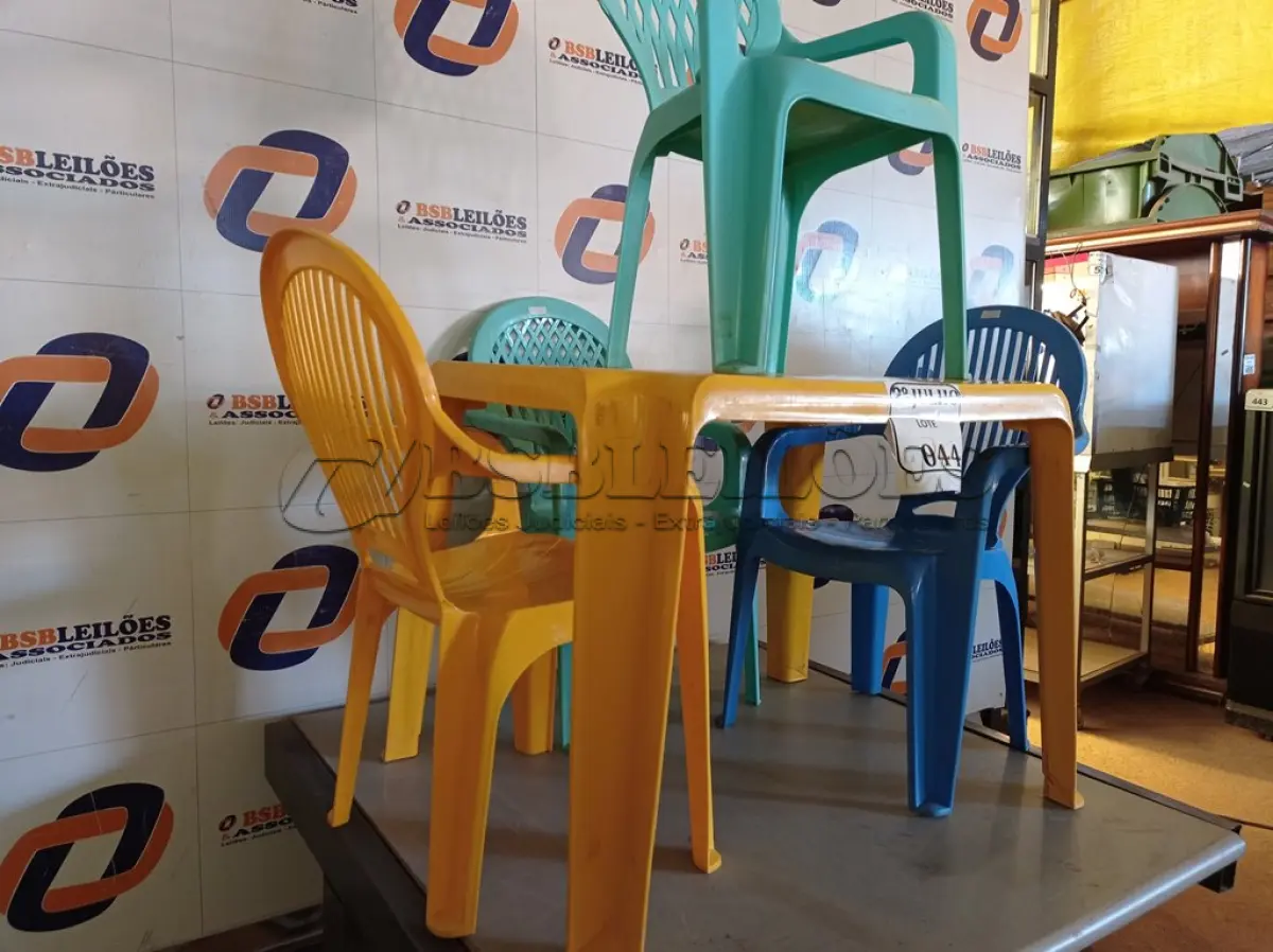 LOTE 044 - 01 MESA DE PLÁSTICO COM 04 CADEIRAS INFANTIL. (NO ESTADO) ATENÇÃO! FAZER A VISITAÇÃO ANTES DE ARREMATAR, NÃO SABEMOS SE FUNCIONA. LEILÃO NÃO TEM GARANTIA E NEM DEVOLUÇÃO, SUJEITO A POSSÍVEIS AVARIAS VISÍVEIS/OCULTAS E/OU AUSÊNCIA DE COMPONENTES.