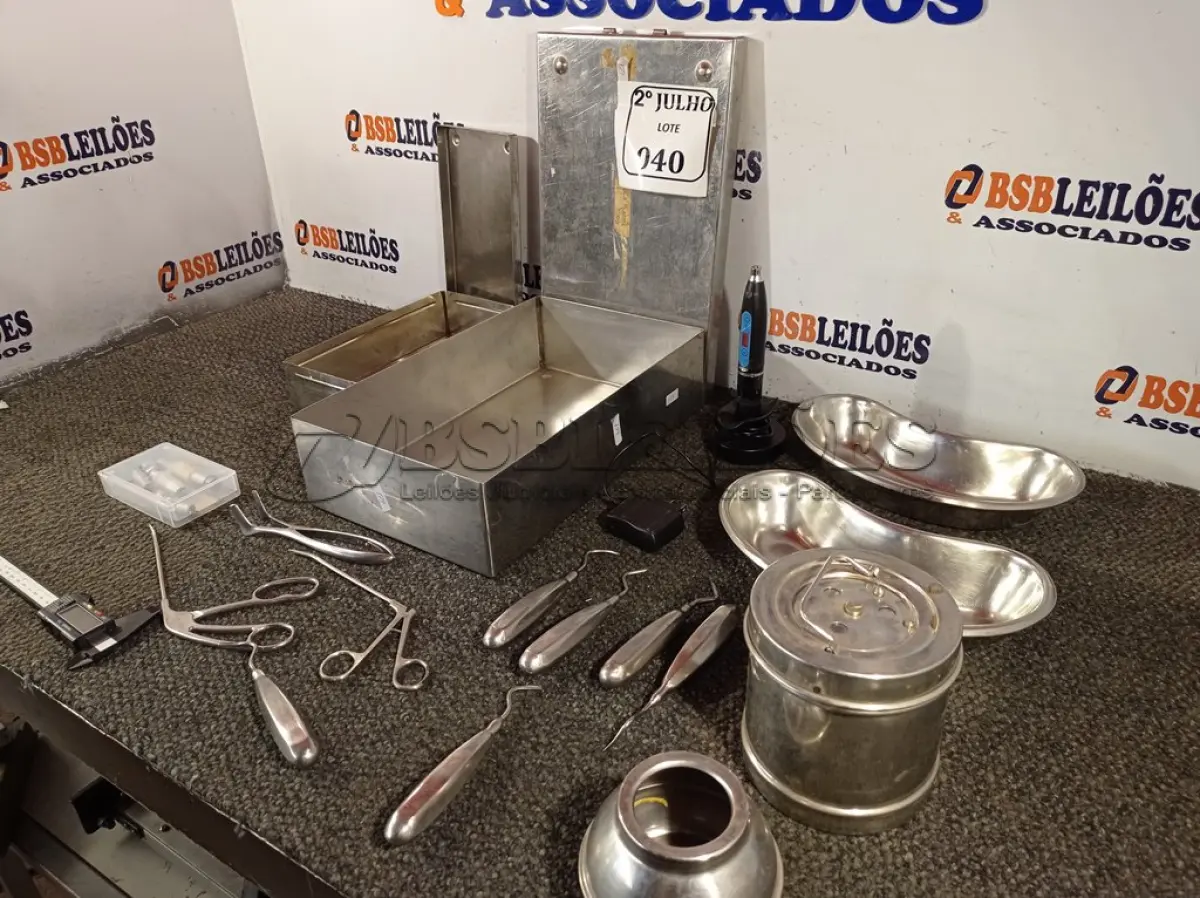 LOTE 040 - 01 LOTE COM MATERIAIS DIVERSOS DE ODONTOLOGIA. (NO ESTADO) ATENÇÃO! FAZER A VISITAÇÃO ANTES DE ARREMATAR, NÃO SABEMOS SE FUNCIONA. LEILÃO NÃO TEM GARANTIA E NEM DEVOLUÇÃO, SUJEITO A POSSÍVEIS AVARIAS VISÍVEIS/OCULTAS E/OU AUSÊNCIA DE COMPONENTES.
