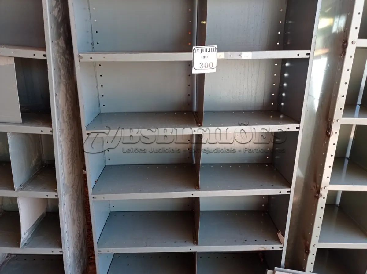 LOTE 300 - 01 ESTANTE DE AÇO COM 07 PRATELEIRAS. (NO ESTADO) ATENÇÃO! FAZER A VISITAÇÃO ANTES DE ARREMATAR, NÃO SABEMOS SE FUNCIONA. LEILÃO NÃO TEM GARANTIA E NEM DEVOLUÇÃO, SUJEITO A POSSÍVEIS AVARIAS VISÍVEIS/OCULTAS E/OU AUSÊNCIA DE COMPONENTES.