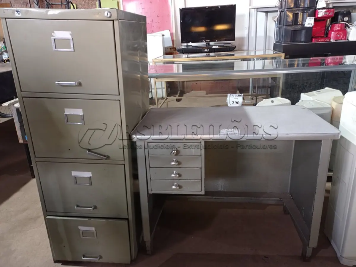 LOTE 288 - 01 MESA COM 04 GAVETAS E 01 ARQUIVO DE AÇO 04 GAVETAS. (NO ESTADO) ATENÇÃO! FAZER A VISITAÇÃO ANTES DE ARREMATAR, NÃO SABEMOS SE FUNCIONA. LEILÃO NÃO TEM GARANTIA E NEM DEVOLUÇÃO, SUJEITO A POSSÍVEIS AVARIAS VISÍVEIS/OCULTAS E/OU AUSÊNCIA DE COMPONENTES.