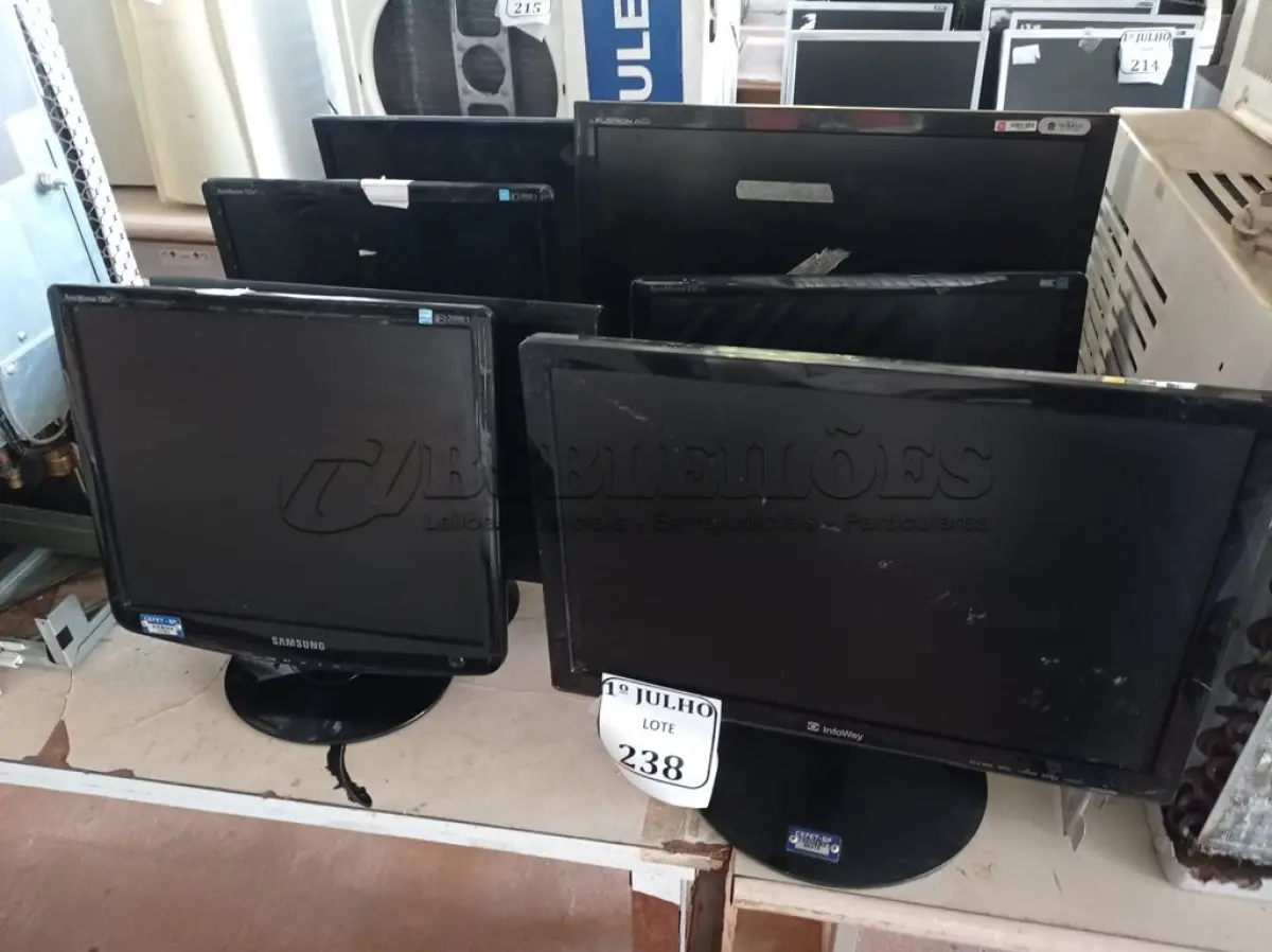 LOTE 238 - 08 MONITORES. (NO ESTADO) ATENÇÃO! FAZER A VISITAÇÃO ANTES DE ARREMATAR, NÃO SABEMOS SE FUNCIONA. LEILÃO NÃO TEM GARANTIA E NEM DEVOLUÇÃO, SUJEITO A POSSÍVEIS AVARIAS VISÍVEIS/OCULTAS E/OU AUSÊNCIA DE COMPONENTES.