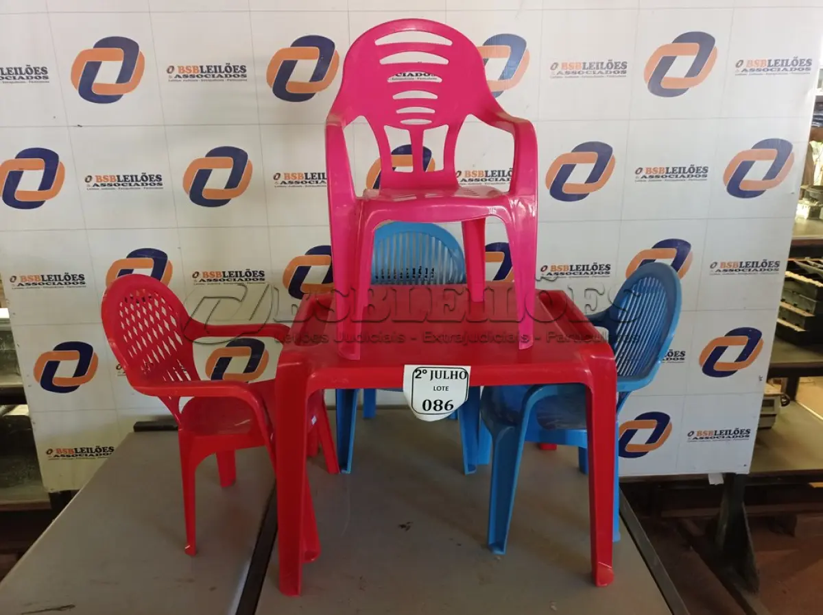 LOTE 086 - 01 MESA DE PLÁSTICO COM 04 CADEIRAS INFANTIL. (NO ESTADO) ATENÇÃO! FAZER A VISITAÇÃO ANTES DE ARREMATAR, NÃO SABEMOS SE FUNCIONA. LEILÃO NÃO TEM GARANTIA E NEM DEVOLUÇÃO, SUJEITO A POSSÍVEIS AVARIAS VISÍVEIS/OCULTAS E/OU AUSÊNCIA DE COMPONENTES.