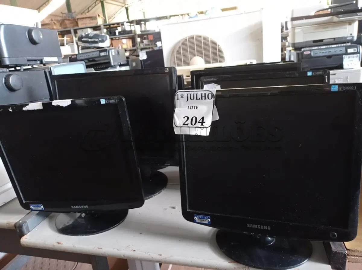 LOTE 204 - 08 MONITORES MARCAS E MODELOS DIVERSOS. (NO ESTADO) ATENÇÃO! FAZER A VISITAÇÃO ANTES DE ARREMATAR, NÃO SABEMOS SE FUNCIONA. LEILÃO NÃO TEM GARANTIA E NEM DEVOLUÇÃO, SUJEITO A POSSÍVEIS AVARIAS VISÍVEIS/OCULTAS E/OU AUSÊNCIA DE COMPONENTES.