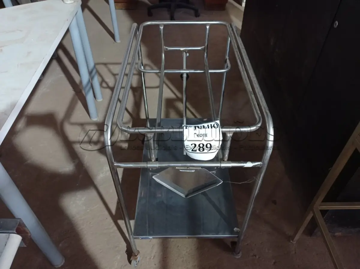 LOTE 289 - 01 CARRINHO EM INOX COM RODINHAS. (NO ESTADO) ATENÇÃO! FAZER A VISITAÇÃO ANTES DE ARREMATAR, NÃO SABEMOS SE FUNCIONA. LEILÃO NÃO TEM GARANTIA E NEM DEVOLUÇÃO, SUJEITO A POSSÍVEIS AVARIAS VISÍVEIS/OCULTAS E/OU AUSÊNCIA DE COMPONENTES.