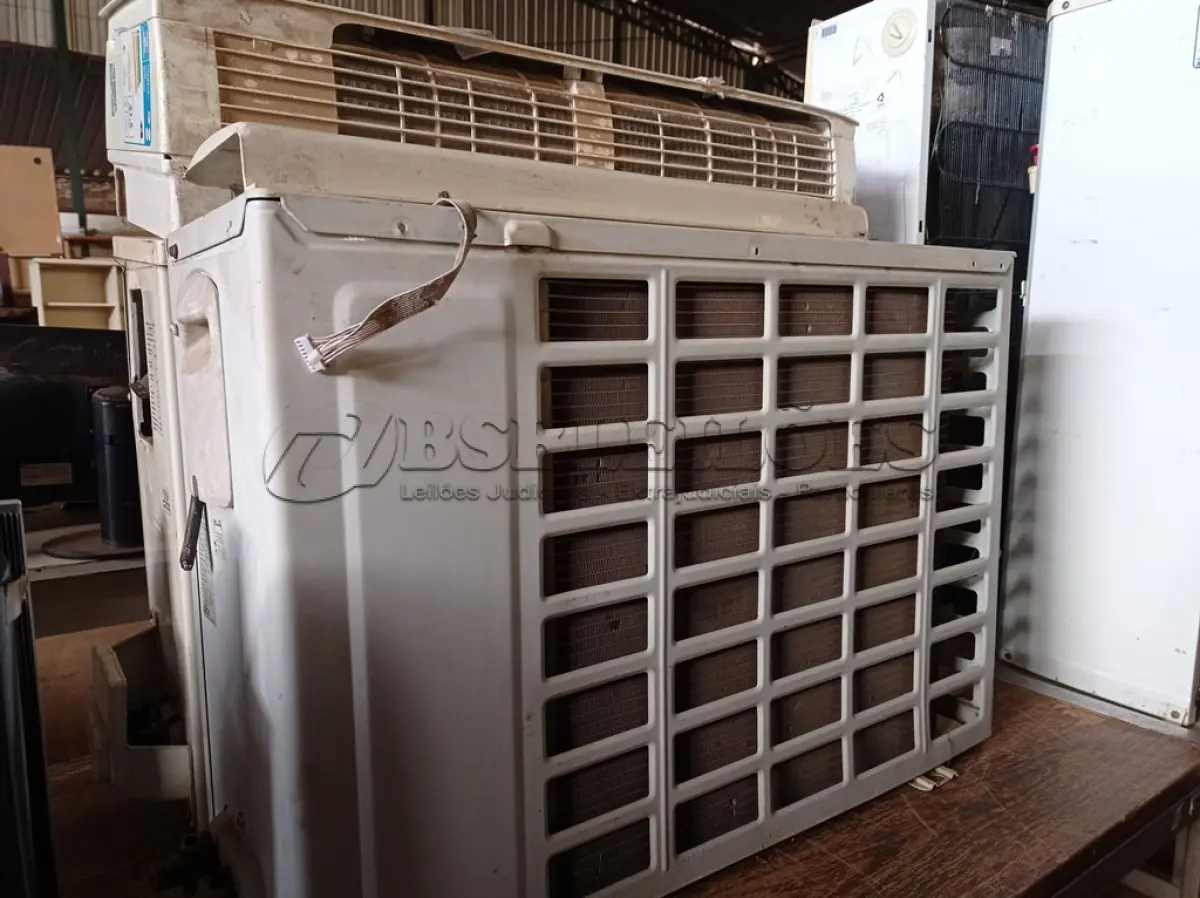 LOTE 215 - 01 SUCATA DE CONDENSADORA E 02 CONDICIONADORAS DE AR.  (NO ESTADO) ATENÇÃO! FAZER A VISITAÇÃO ANTES DE ARREMATAR, NÃO SABEMOS SE FUNCIONA. LEILÃO NÃO TEM GARANTIA E NEM DEVOLUÇÃO, SUJEITO A POSSÍVEIS AVARIAS VISÍVEIS/OCULTAS E/OU AUSÊNCIA DE COMPONENTES.