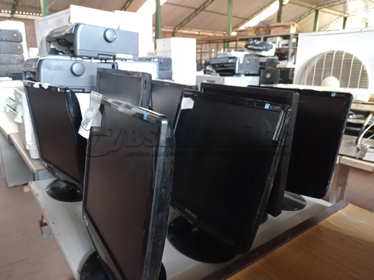 LOTE 204 - 08 MONITORES MARCAS E MODELOS DIVERSOS. (NO ESTADO) ATENÇÃO! FAZER A VISITAÇÃO ANTES DE ARREMATAR, NÃO SABEMOS SE FUNCIONA. LEILÃO NÃO TEM GARANTIA E NEM DEVOLUÇÃO, SUJEITO A POSSÍVEIS AVARIAS VISÍVEIS/OCULTAS E/OU AUSÊNCIA DE COMPONENTES.