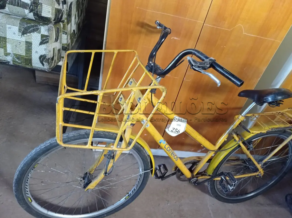 LOTE 256 - 01 BICICLETA CARGUEIRA NA COR AMARELA. (NO ESTADO) ATENÇÃO! FAZER A VISITAÇÃO ANTES DE ARREMATAR, NÃO SABEMOS SE FUNCIONA. LEILÃO NÃO TEM GARANTIA E NEM DEVOLUÇÃO, SUJEITO A POSSÍVEIS AVARIAS VISÍVEIS/OCULTAS E/OU AUSÊNCIA DE COMPONENTES.